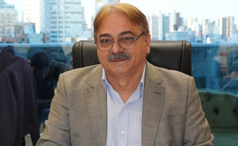 Edino Gomes, Psicanalista, ressalta aumento da ansiedade e depressão entre jovens impactados pelo excesso de telas
