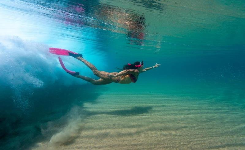 Após ataque de tubarão, Tayane Dalazen retorna ao mar em Noronha e transforma trauma em superação
